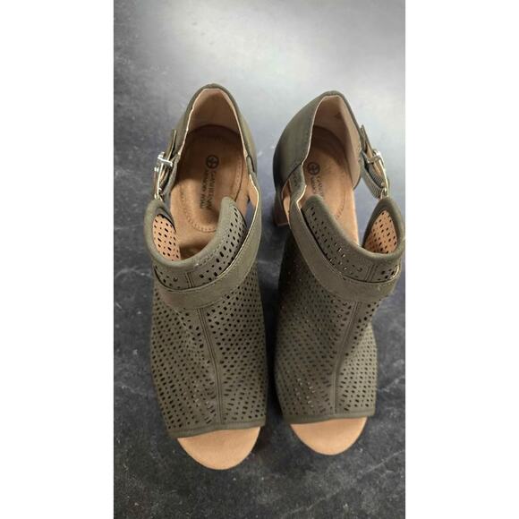 Giani Bernini Olive Green Perforated Peep Toe Block Bootie Heels 9M - Picture 5 of 6